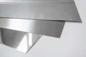 Chapas de Aço Galvanizado vs. Aço Inox: Qual é a Melhor Escolha? Decisão crucial para diversos setores, como construção, automotivo...